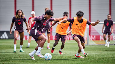 Serge Gnabry im Zweikampf um den Ball mit Adam Aznou im Training des FC Bayern