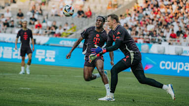 Mathy Tel und Manuel Neuer im Zweikampf im Training des FC Bayern in Seoul.