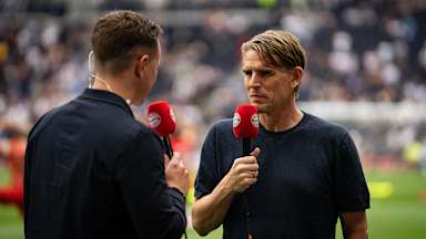 Christoph Freund im Interview vor Anpfiff des Testspiels des FC Bayern bei Tottenham Hotspur