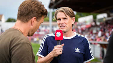 Christoph Freund im Interview vor Anpfiff des Testspiels des FC Bayern gegen WSG Tirol