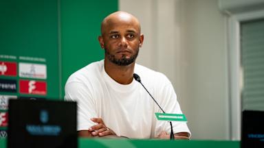 Vincent Kompany spricht bei der Pressekonferenz des FC Bayern nach dem DFB-Pokalspiel beim SSV Ulm 1846.