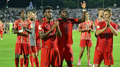 Schlussjubel FC Bayern gegen Ulm mit Alphonso Davies und Kingsley Coman