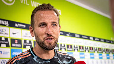 FC Bayern-Stürmer Harry Kane äußert sich im Interview nach dem Spiel beim VfL Wolfsburg.