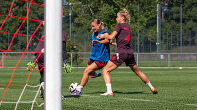 Sam Kerr beim Torabschluss im Training der FC Bayern Frauen.