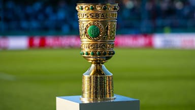 Trophäe des DFB-Pokals steht auf dem Rasen