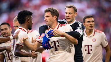 Thomas Müller jubelt mit seinem Mannschaftskollegen nach seinem Tor in seinem Rekordspiel für den FC Bayern