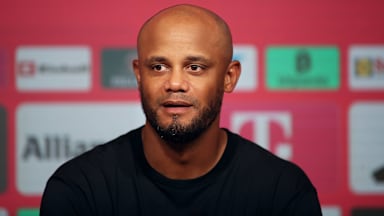 Vincent Kompany auf der Pressekonferenz nach dem Bundesliga-Spiel des FC Bayern gegen den SC Freiburg