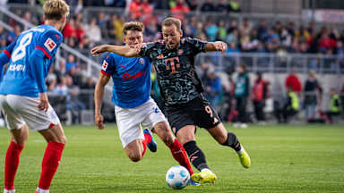 Spielszene aus dem Bundesliga-Duell Holstein Kiel vs. FC Bayern