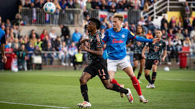 Spielszene aus der Bundesliga-Partie Holstein Kiel - FC Bayern