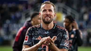 Harry Kane applaudiert nach dem Sieg in Kiel Richtung der FC Bayern-Fans