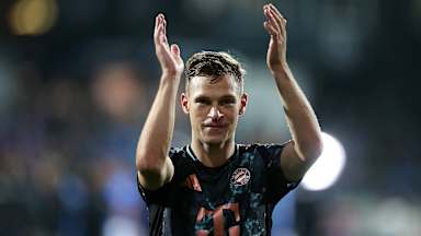 Joshua Kimmich jubelt mit den Fans nach dem Spiel in Kiel