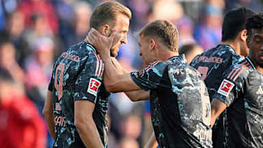 Joshua Kimmich und Harry Kane jubeln nach dem Sieg des FC Bayern gegen Holstein Kiel