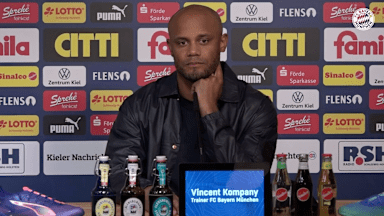 Vincent Kompany auf der Pressekonferenz nach dem Bundesliga-Spiel des FC Bayern bei Holstein Kiel