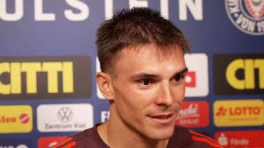 FC Bayern-Spieler äußert sich im Interview nach dem Spiel bei Holstein Kiel.