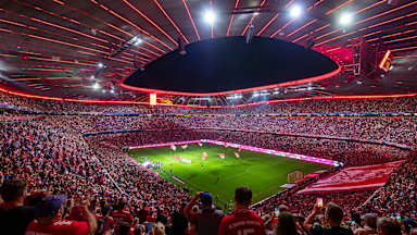 Spielfeld und Tribünen der Allianz Arena vor Anpfiff des Spiels FC Bayern - Leverkusen