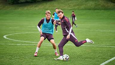 Steve Breitkreuz und Samuel Unsöld im Training der FC Bayern Amateure vor dem Regionalliga-Spiel gegen den TSV Buchbach.