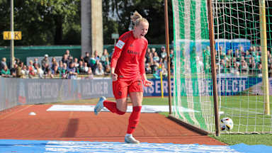 Jubel, FC Bayern Frauen im Spiel gegen Bremen.