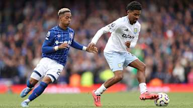 Zweikampf zwischen Ian Maatsen und Conor Townsend im Spiel zwischen Aston Villa und Ipswich Town