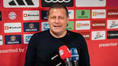 Max Eberl im Gespräch mit den Medienvertretern vor der Abreise nach Aston Villa.