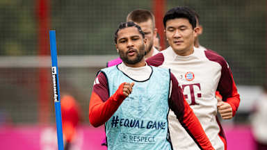 Serge Gnabry beim Warmlaufen im Training des FC Bayern