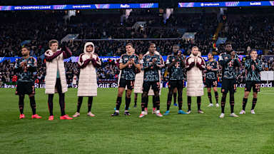 Die FC Bayern-Spieler vor den Gästefans bei Aston Villa