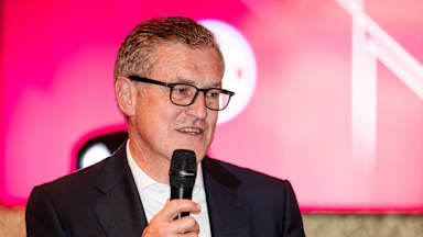 Jan-Christian Dreesen hält Rede nach FC Bayern-Spiel bei Aston Villa