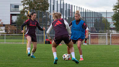 Linda Dallmann während des Trainings der FC Bayern Frauen
