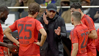Trainer Vincent Kompany mit Thomas Müller, Aleksander Pavlovic und Raphael Guerreiro