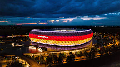 Allianz Arena mit Sonderbeleuchtung deutsche Farben