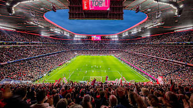 Spielfeld und Tribünen der Allianz Arena beim Spiel FC Bayern - Leverkusen
