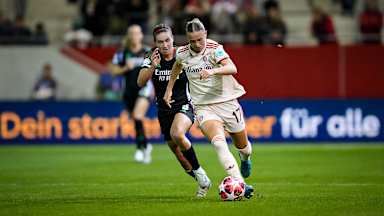 Klara Bühl, Zweikampf, im Heimspiel der FC Bayern Frauen gegen den FC Arsenal