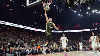 Johannes Voigtmann und der FC Bayern Basketball spielen erstmals gegen Paris Basketball im SAP Garden