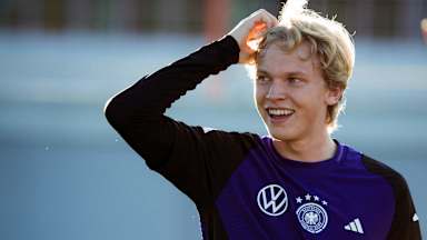 Frans Krätzig lächelt im Trainng der deutsche U21-Nationalmannschaft
