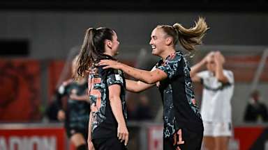 Pernille Harder, duel, FC Bayern Women at Bayer 04 Leverkusen