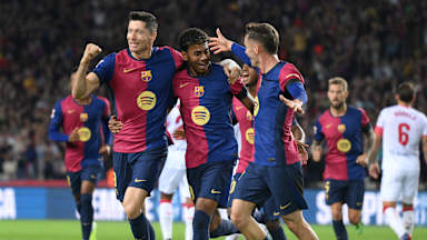 Robert Lewandowski und Lamine Yamal jubeln nach einem Barcelona-Tor gegen Sevilla.