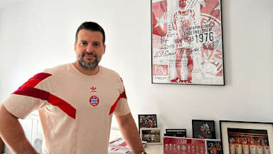 Das katalanische Bayern-Mitglied Marc vor seinem privaten FC Bayern Museum