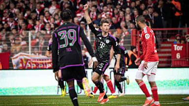 Thomas Müller jubelt nach einem Tor gegen Union Berlin mit erhobenem Finger