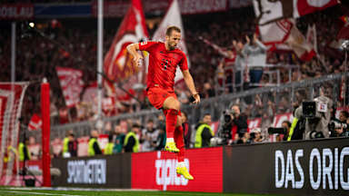 Harry Kane jubelt nach seinem Tor im Bundesliga-Spiel gegen Stuttgart