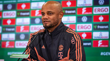 Vincent Kompany spricht auf der Pressekonferenz nach dem DFB-Pokalspiel des FC Bayern beim 1. FSV Mainz 05.