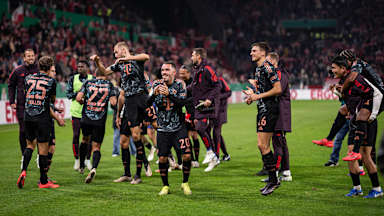 Der FC Bayern jubelt nach einem Tor im DFB-Pokal-Spiel in Mainz