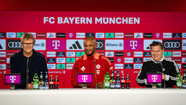 Vincent Kompany habla en la rueda de prensa del FC Bayern.