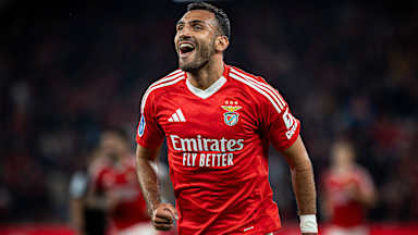 Vangelis Pavlidis, del SL Benfica, celebra tras marcar un gol en el partido de la Copa de la Liga contra el Santa Clara.