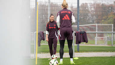 Sarah Zadrazil im Training der FC Bayern Frauen vor dem Duell gegen SC Freiburg. Im Vordergrund ist Lea Schüller von hinten zu sehen.