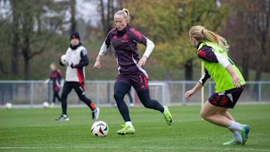 Lea Schueller waehrend derTrainingseinheit der FC Bayern Frauen mit dem Ball an ihrem Fuss.