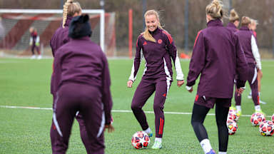 Glódís Viggósdóttir spielt im Training der FC Bayern Frauen einen Pass.