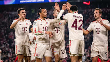 Spieler des FC Bayern im Jubel-Kreis