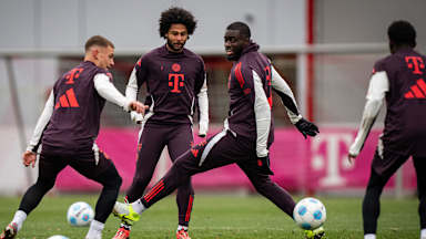Dayot Upamecano blickt dem Ball im FC Bayern-Training hinterher.