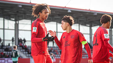 Jussef Nasrawe, Noah Codjo-Evora, Jubel,  im Spiel der FC Bayern U19 gegen den SSV Jahn Regensburg