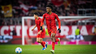 Kingsley Coman mit Ball am Fuß im Bundesliga-Spiel des FC Bayern gegen Augsburg in der Allianz Arena