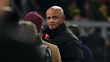 Vincent Kompany im Interview beim Spiel Borussia Dortmund - FC Bayern